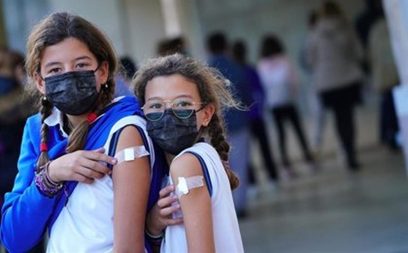¿Vacunación pediátrica contra la Covid-19 obligatoria?: El 45% de españoles a favor 
